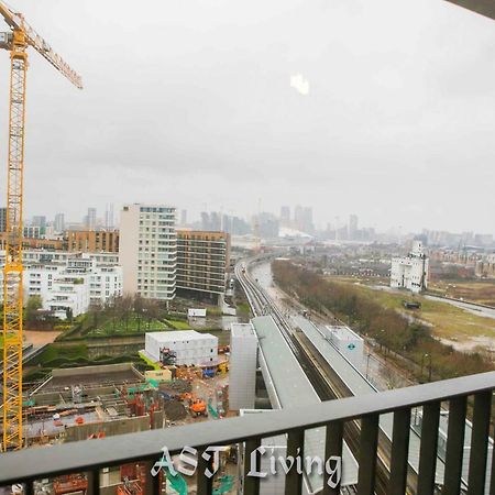 Pontoon Dock Key Workers Apartment 런던 외부 사진