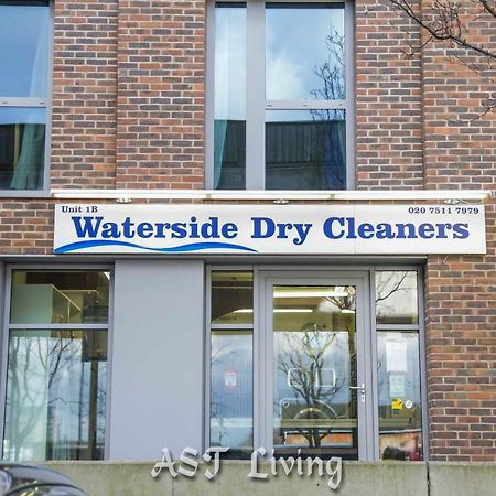 Pontoon Dock Key Workers Apartment 런던 외부 사진