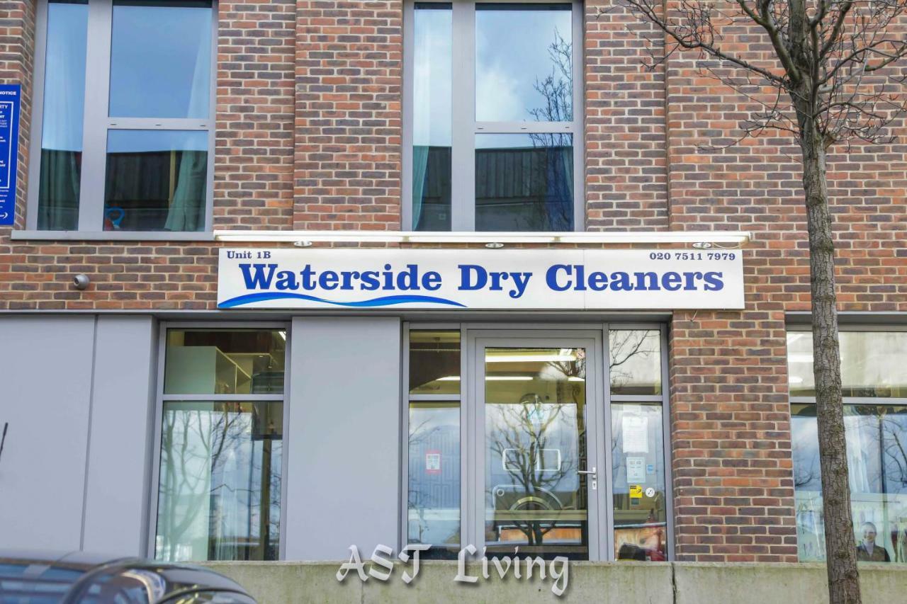 Pontoon Dock Key Workers Apartment 런던 외부 사진